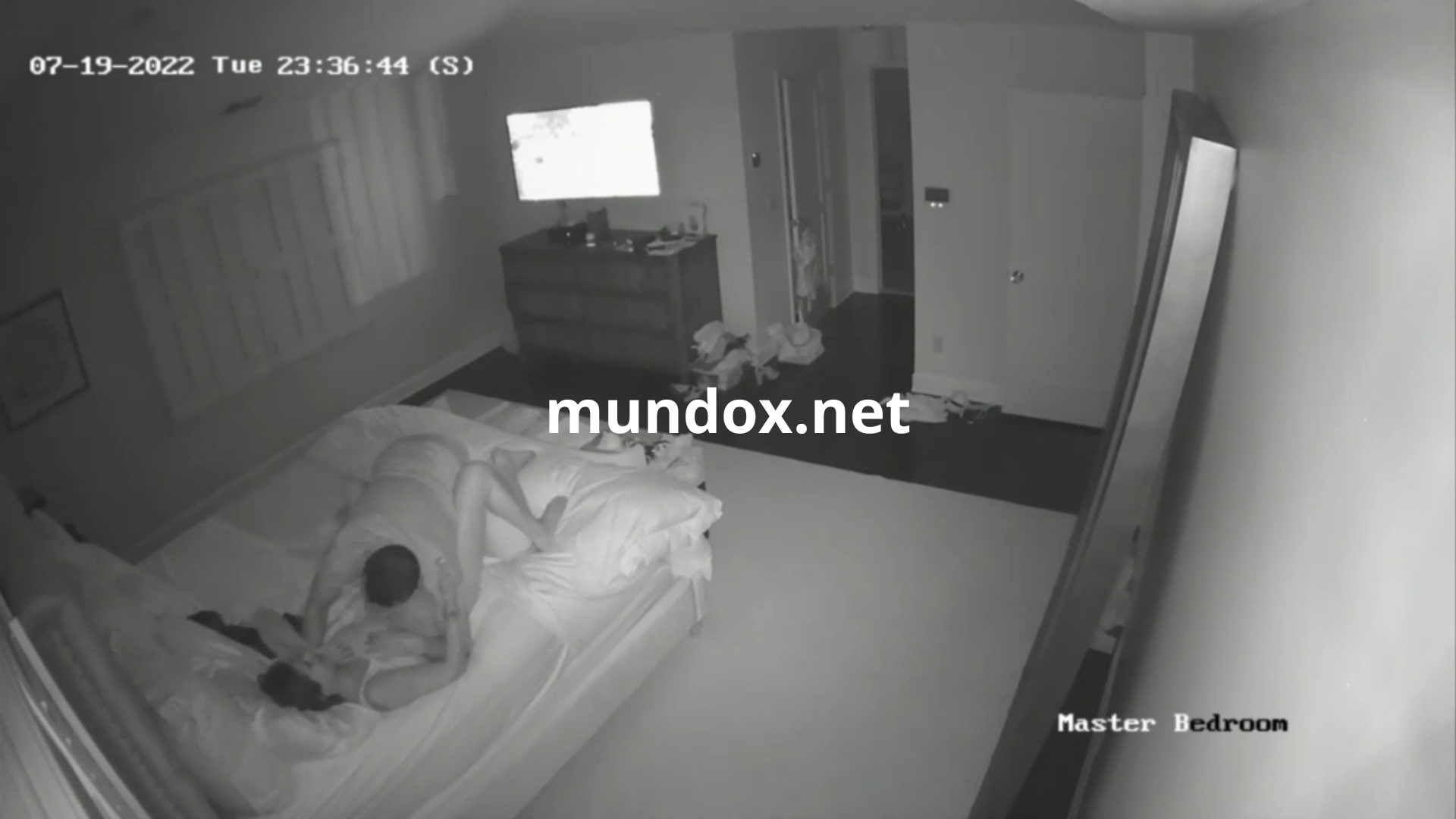 Cabalgando en la verga de su esposo camara oculta