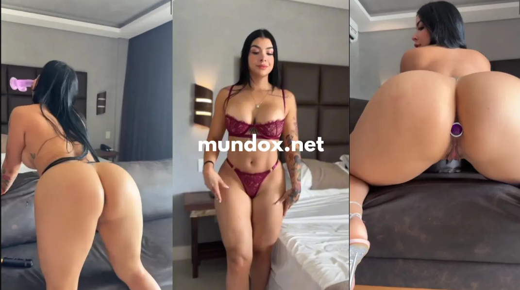Marianvgl juega con su apretado culo y se masturba con su pene de goma